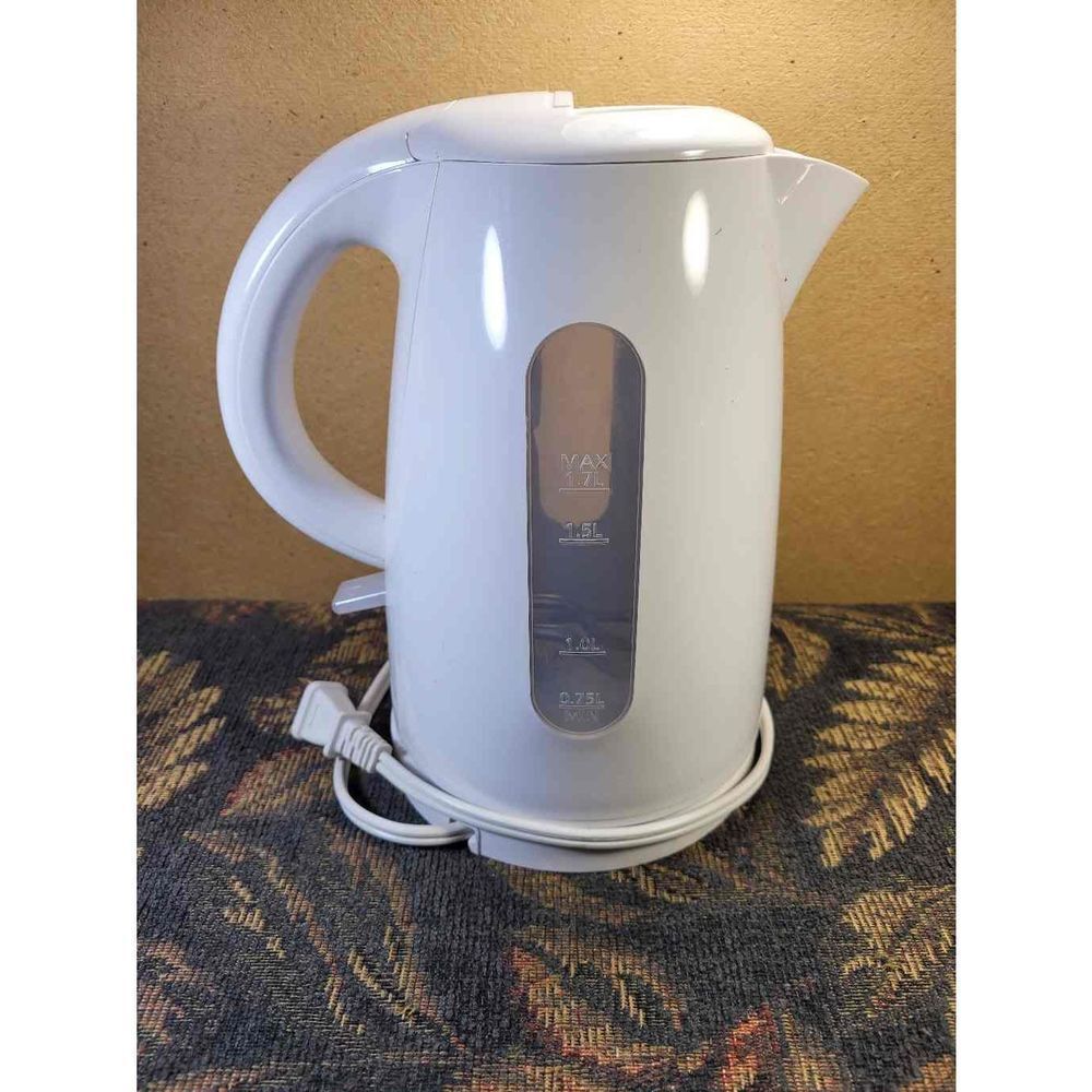 Mainstay White Intertek 1.7 L Electric Kettle